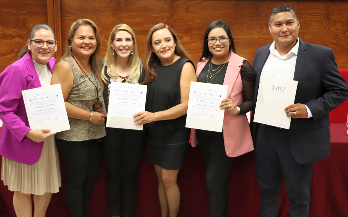 La Comisionada Presidenta Olga Navarro Benavides con alumnas y alumnos egresados del Diplomado en Protección de Datos Personales 2023.
